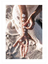 El Üstünde - Art Print